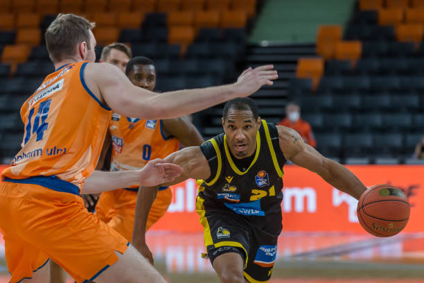 队员辛勤付 队员辛勤付